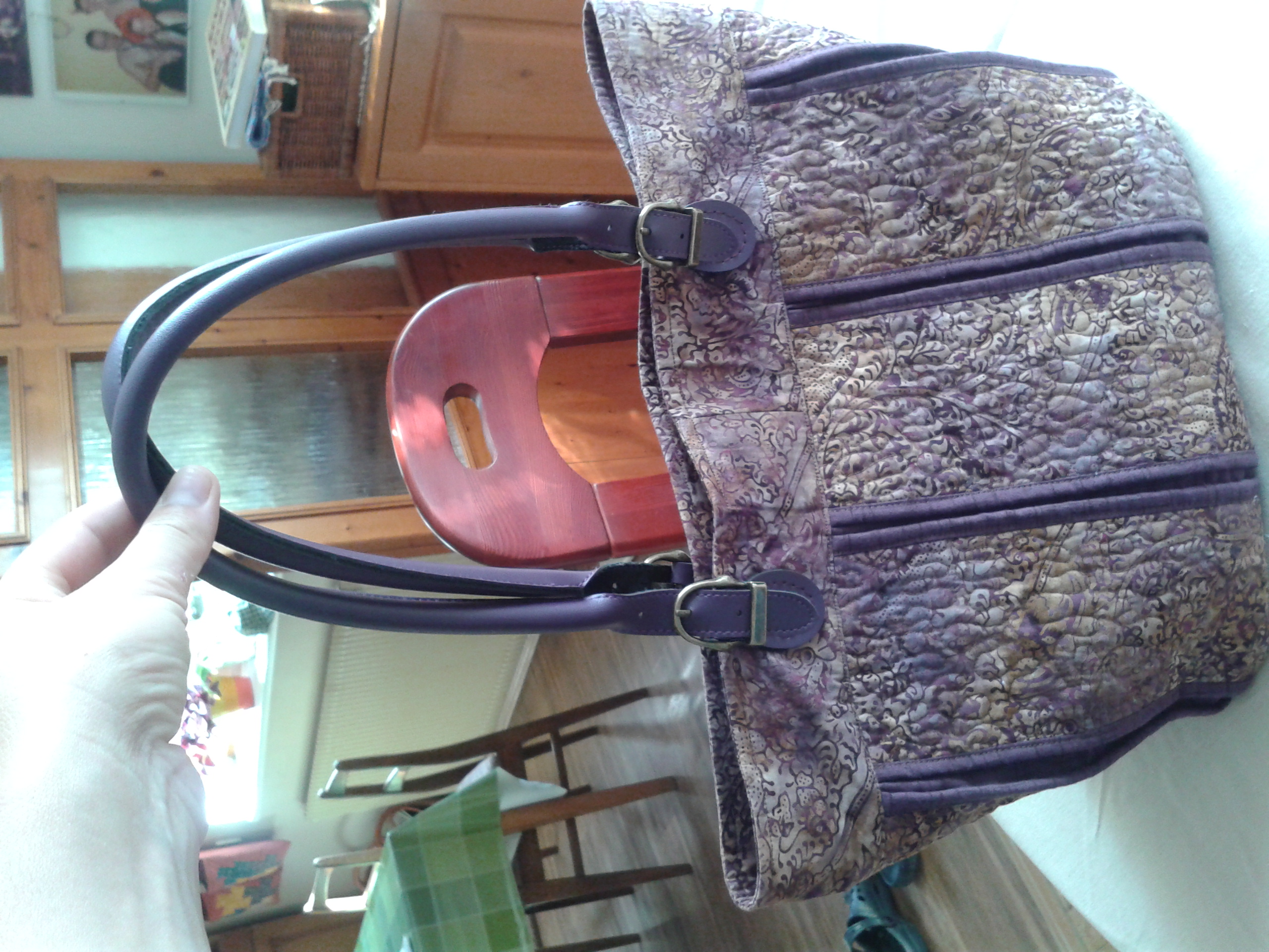 fialová taška pro dámu